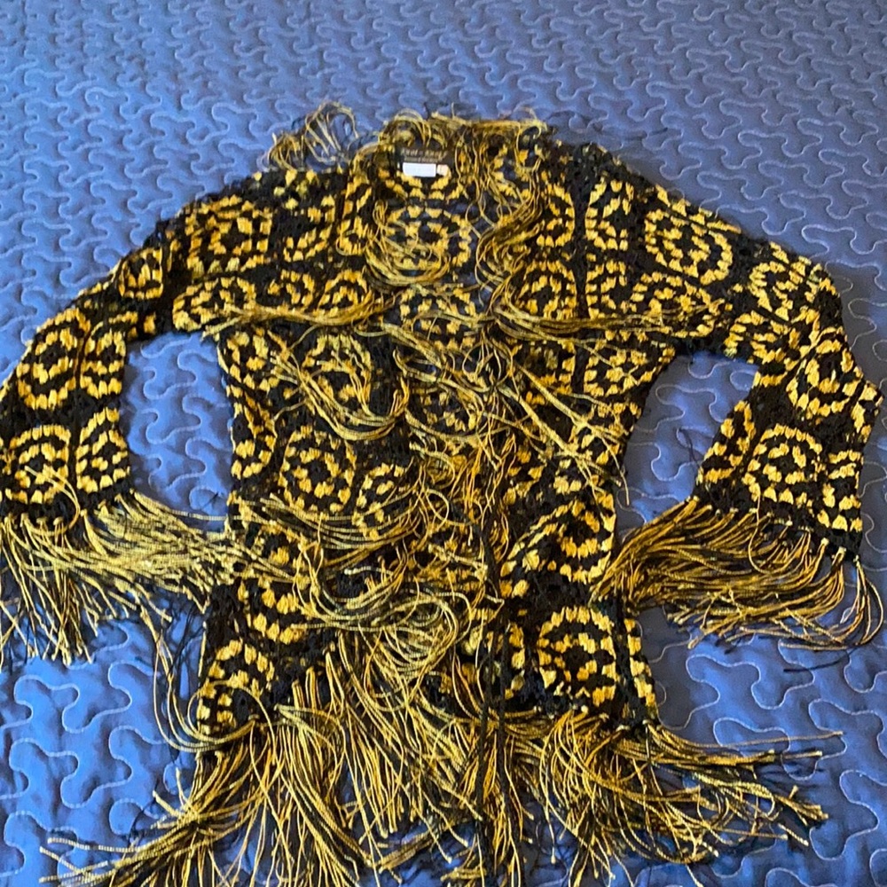 Gorgeous Knot knots top in excellent condition